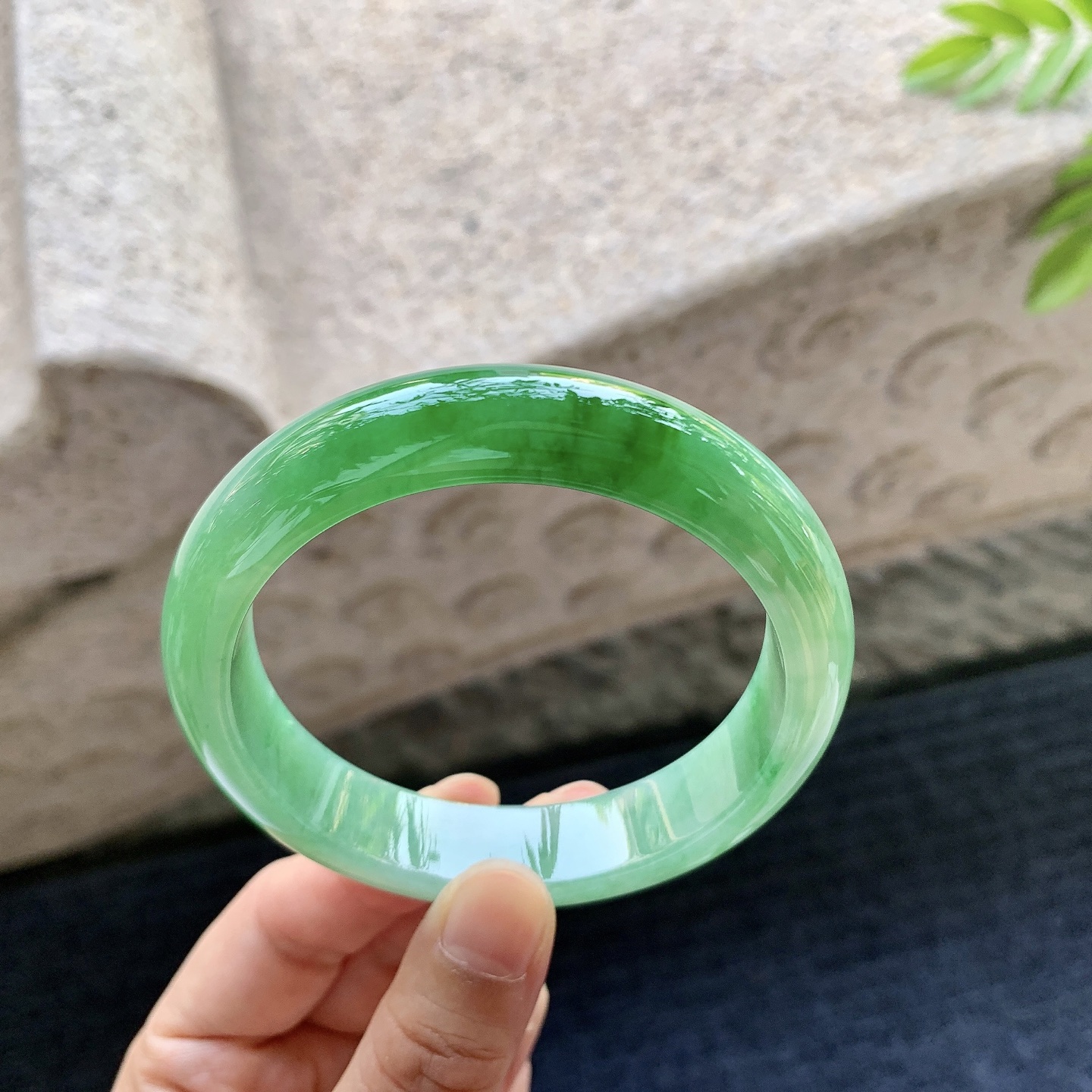 正圈57 58，圈口58.7/13.3/8.3，编码WW081357，冰糯辣绿，水润，种老，细腻，打灯有棉线