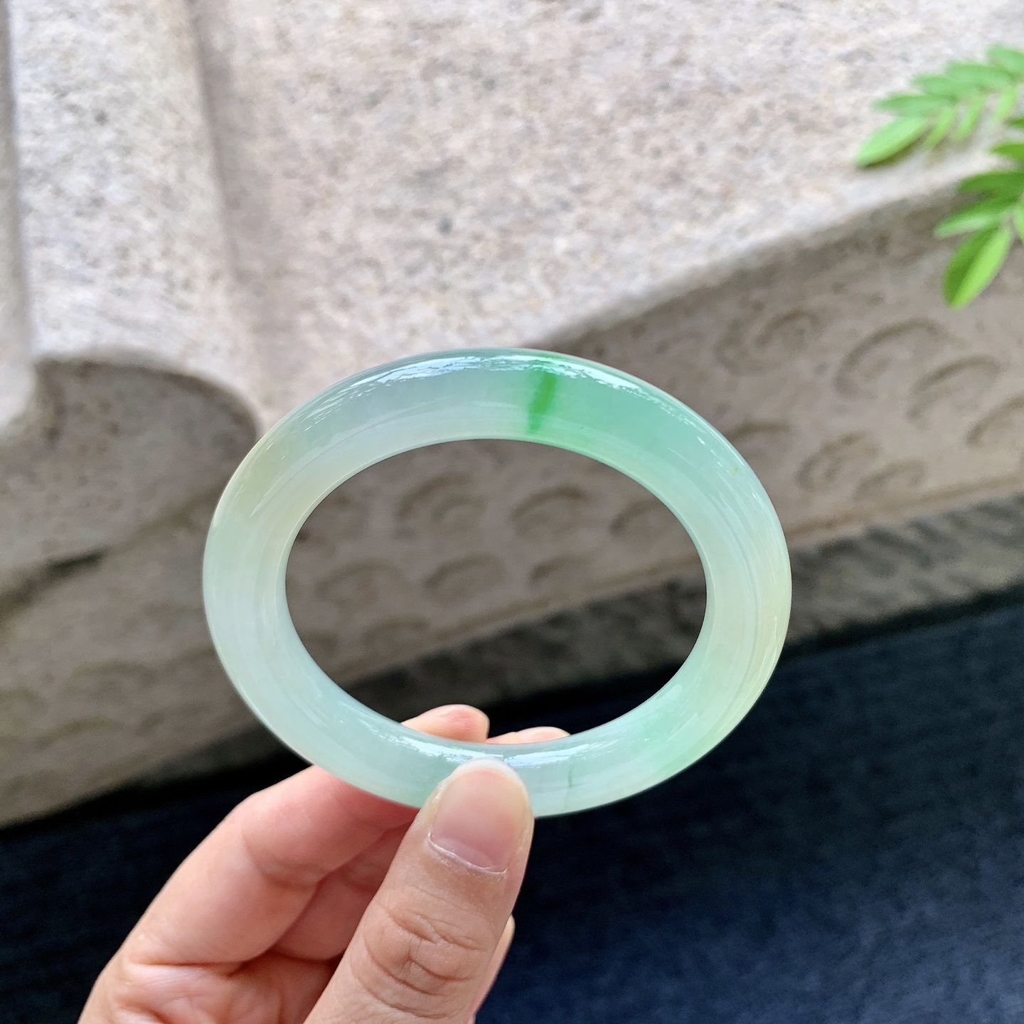 圆条51 52，圈口52.2/9.6/9.5，编码B2081440，冰糯黄加绿，水润，种老，细腻，有棉纹。