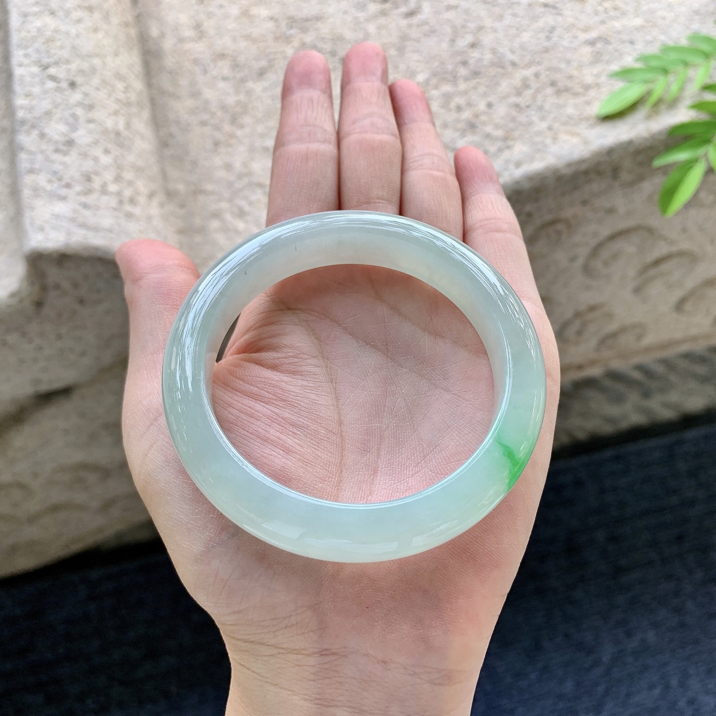 正圈55 56，圈口56.4/12/8.8，编码YF081424，描述：糯冰飘绿，水润，种老，细腻，打灯有棉线