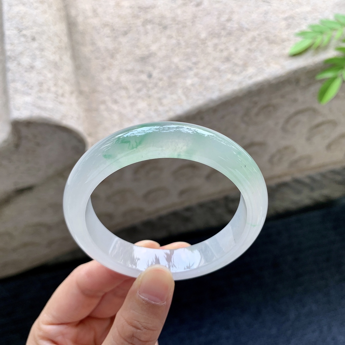 正圈52 53，圈口53.8/12.4/8.1，编码B2081455，描述糯冰飘绿，水润，种老，细腻，打灯有棉线
