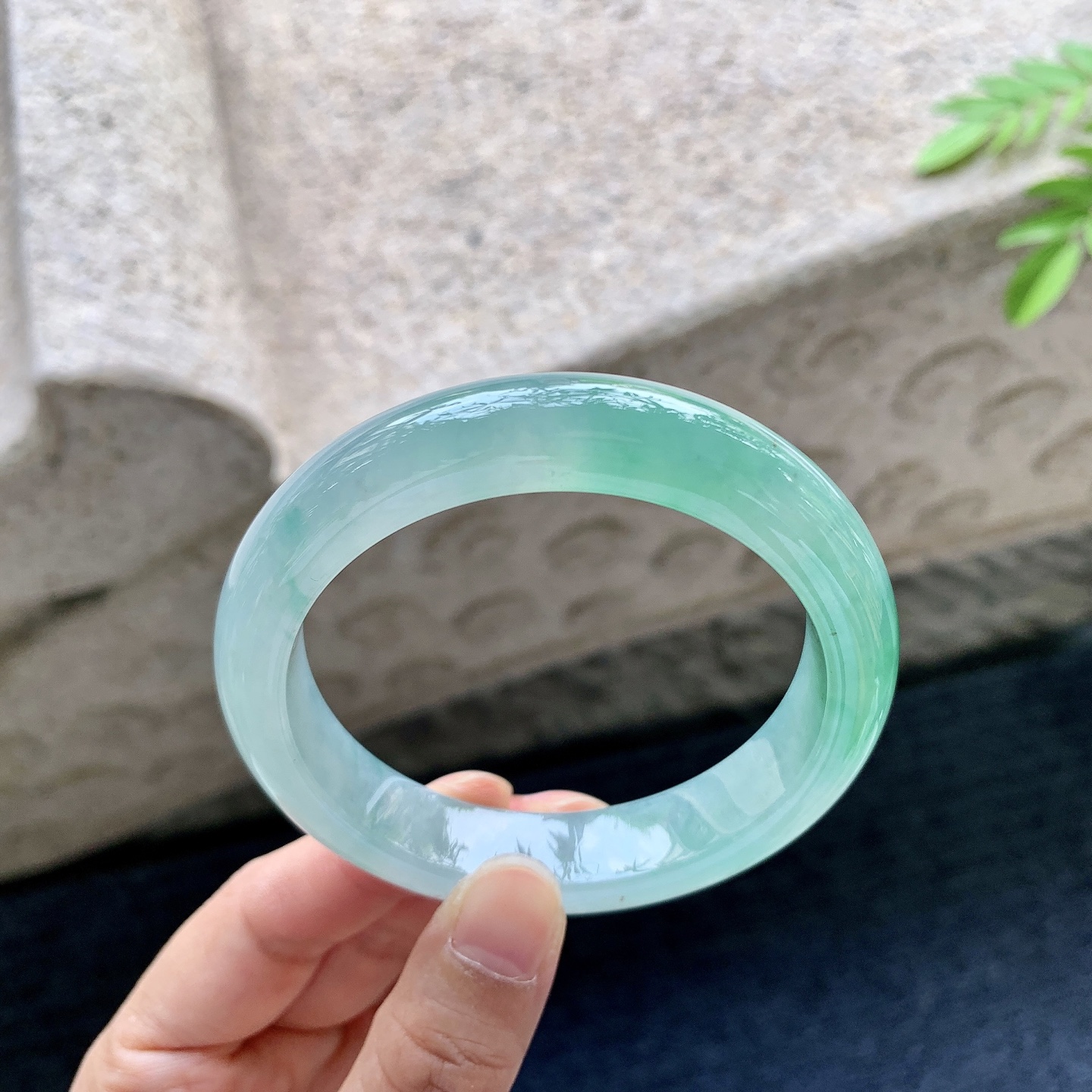 正圈55 56，圈口56.4/12.4/8.6，编码A1081460，描述冰糯飘绿，水润，种老，细腻，打灯有棉线