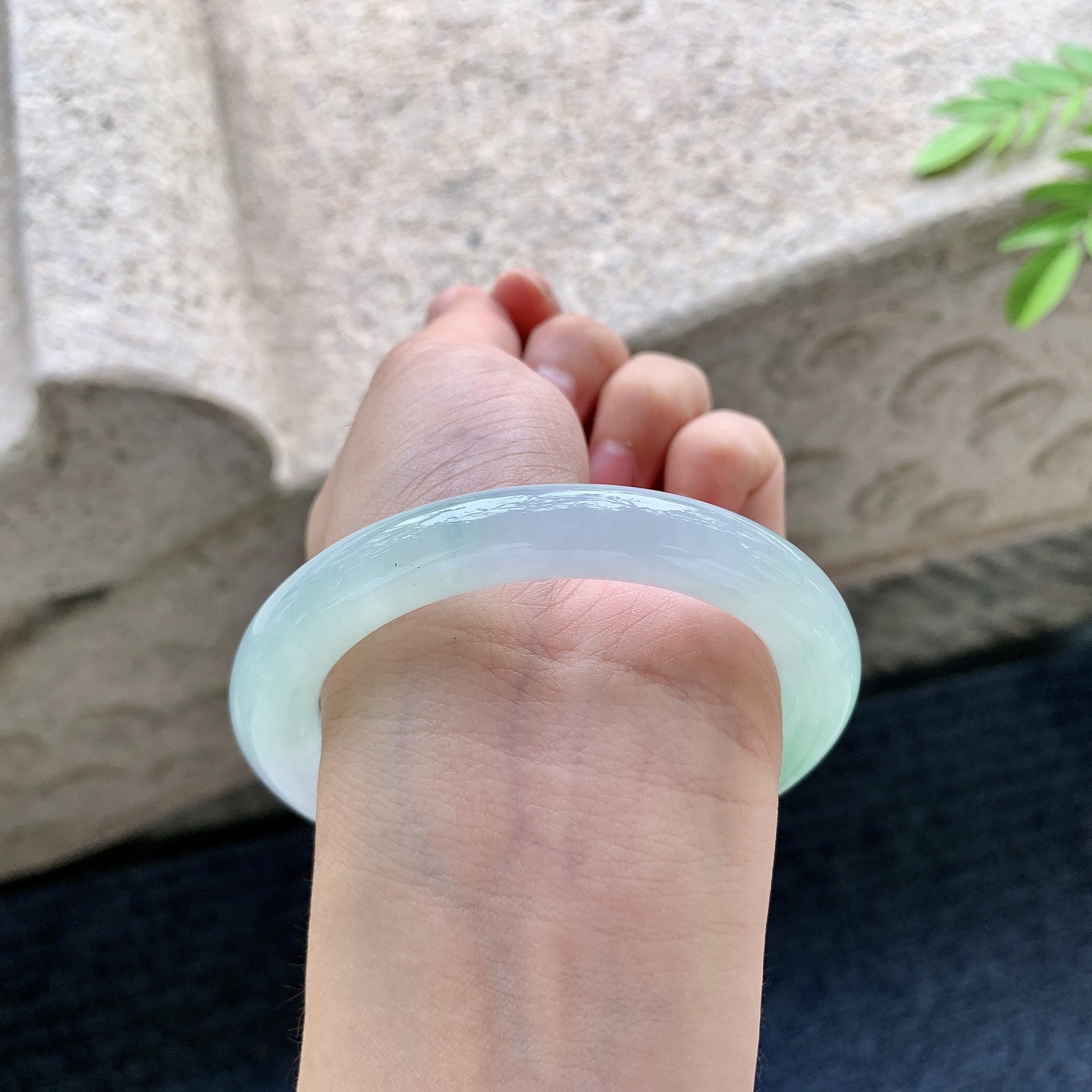 圆条54 55，圈口55.7/9.4/10，编码G3081409，描述冰糯飘阳绿，水润，种老，细腻，无裂。