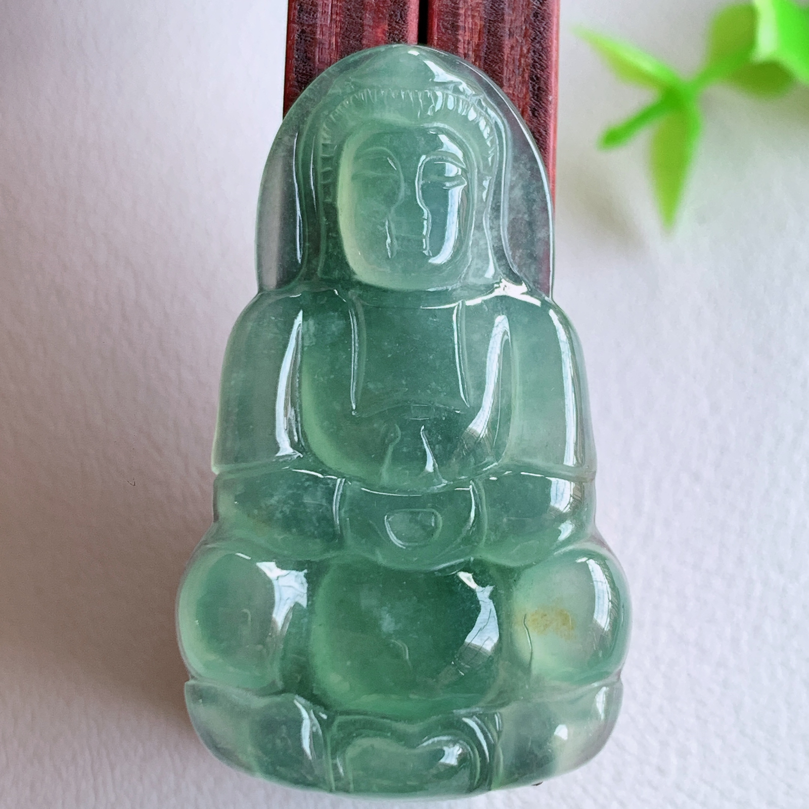 冰润精雕观音吊坠，法相端庄大气，工艺精湛，种色浓郁，细腻饱满冰润，种老水足，收藏佳品，佩戴大气  W03.10  整体尺寸：38-22.5-4.3mm