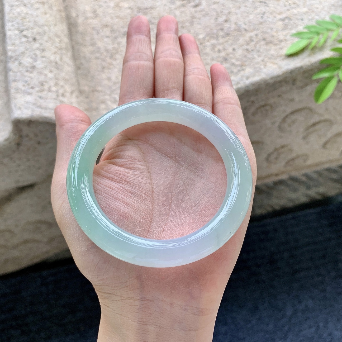 圆条54 55，圈口55.7/9.4/10，编码G3081409，描述冰糯飘阳绿，水润，种老，细腻，无裂。