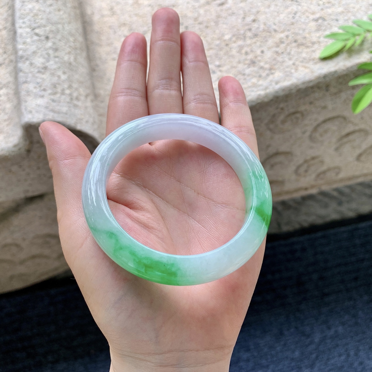 正圈55 56，圈口56/10.8/9，编码YF081432，描述冰糯飘辣绿，水润，种老，细腻，打灯有絮线