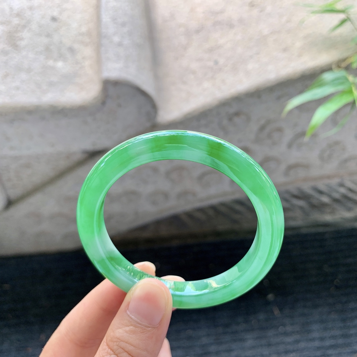 正圈51 52，圈口51.8/7.5/8，编码D6081483，糯冰飘辣绿，水润，种老，细腻，打灯有纹线。