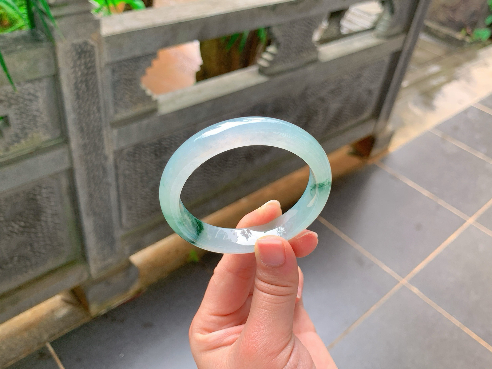 ｜56圈口
冰飘花平安镯
冰透胶感底，一抹浓艳辣绿聚色，水头足、起光感强，氛围感拉满