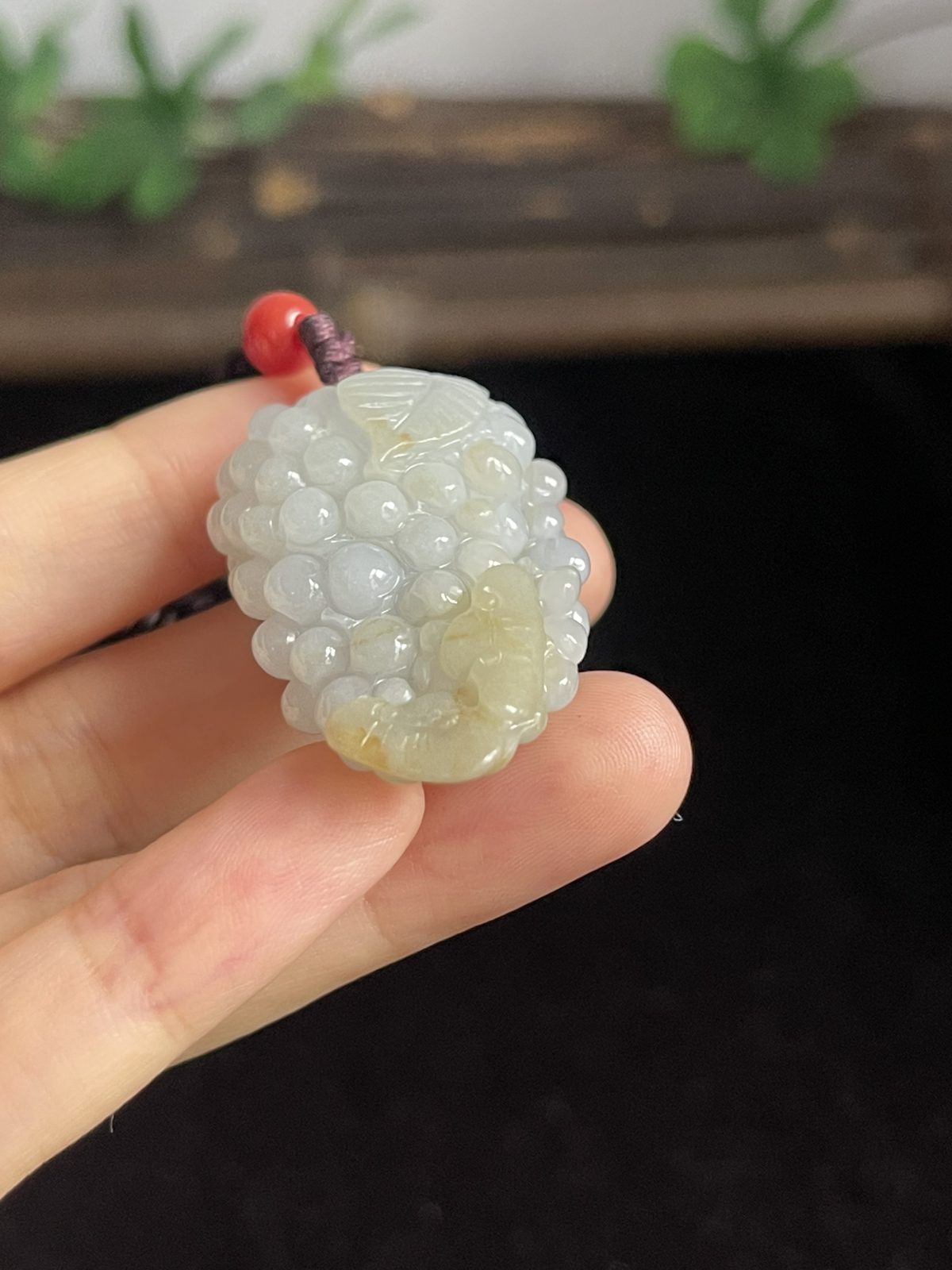 翡翠花件，褐黄色颜色成因未定