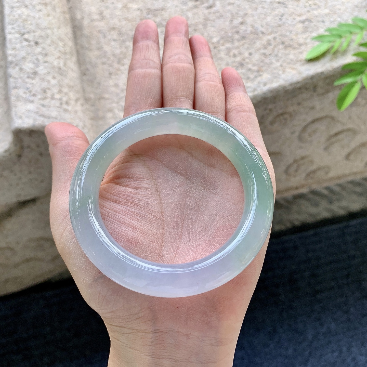 正圈53 54，圈口54.8/11/10.7，编码YF081423，冰糯春彩，水润，种老，细腻，无裂。