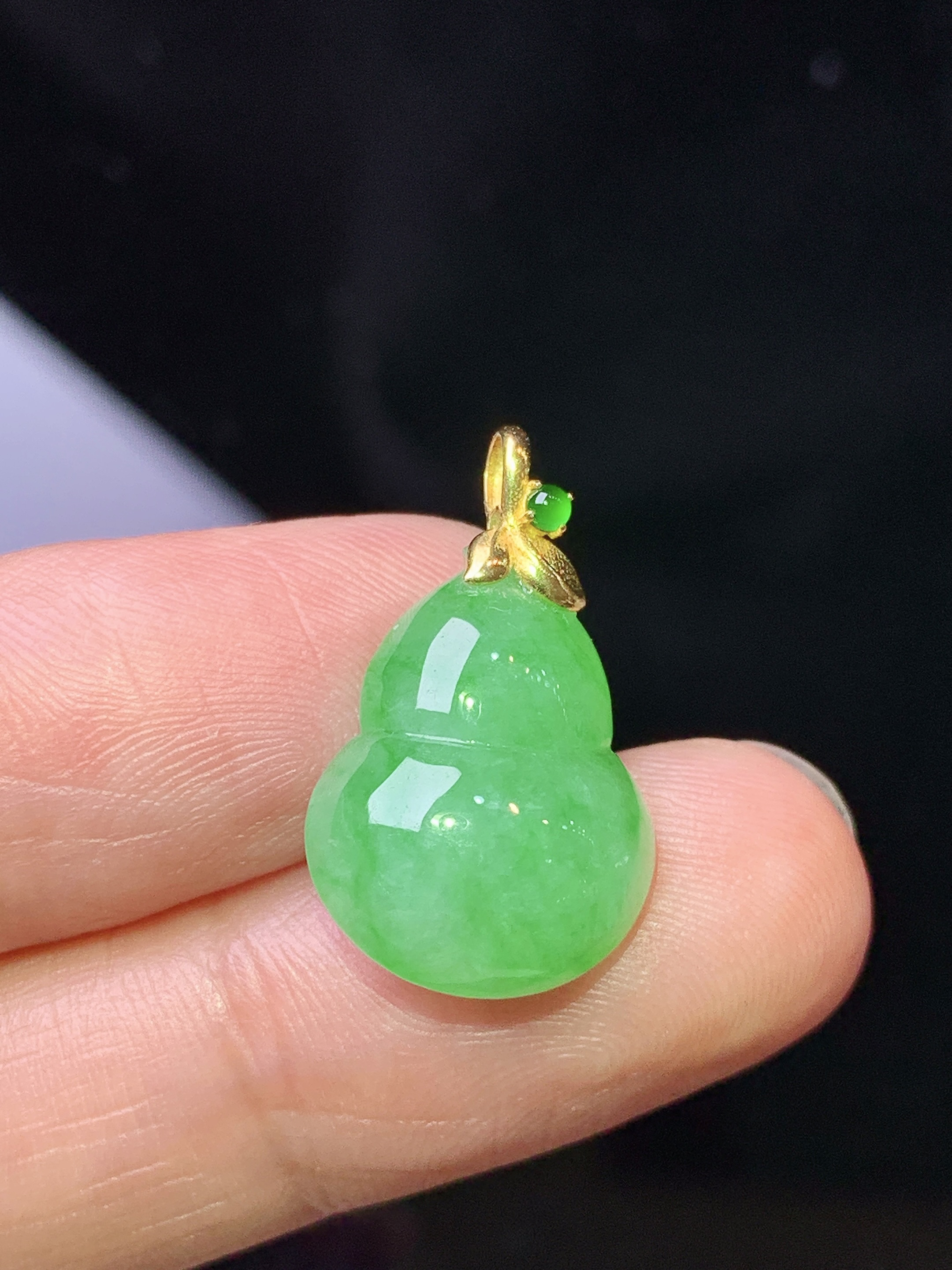 18k金镶嵌阳绿葫芦吊坠 玉质细腻 色泽艳丽清新 水润亮眼 整体尺寸21.2*13*6.8 z1