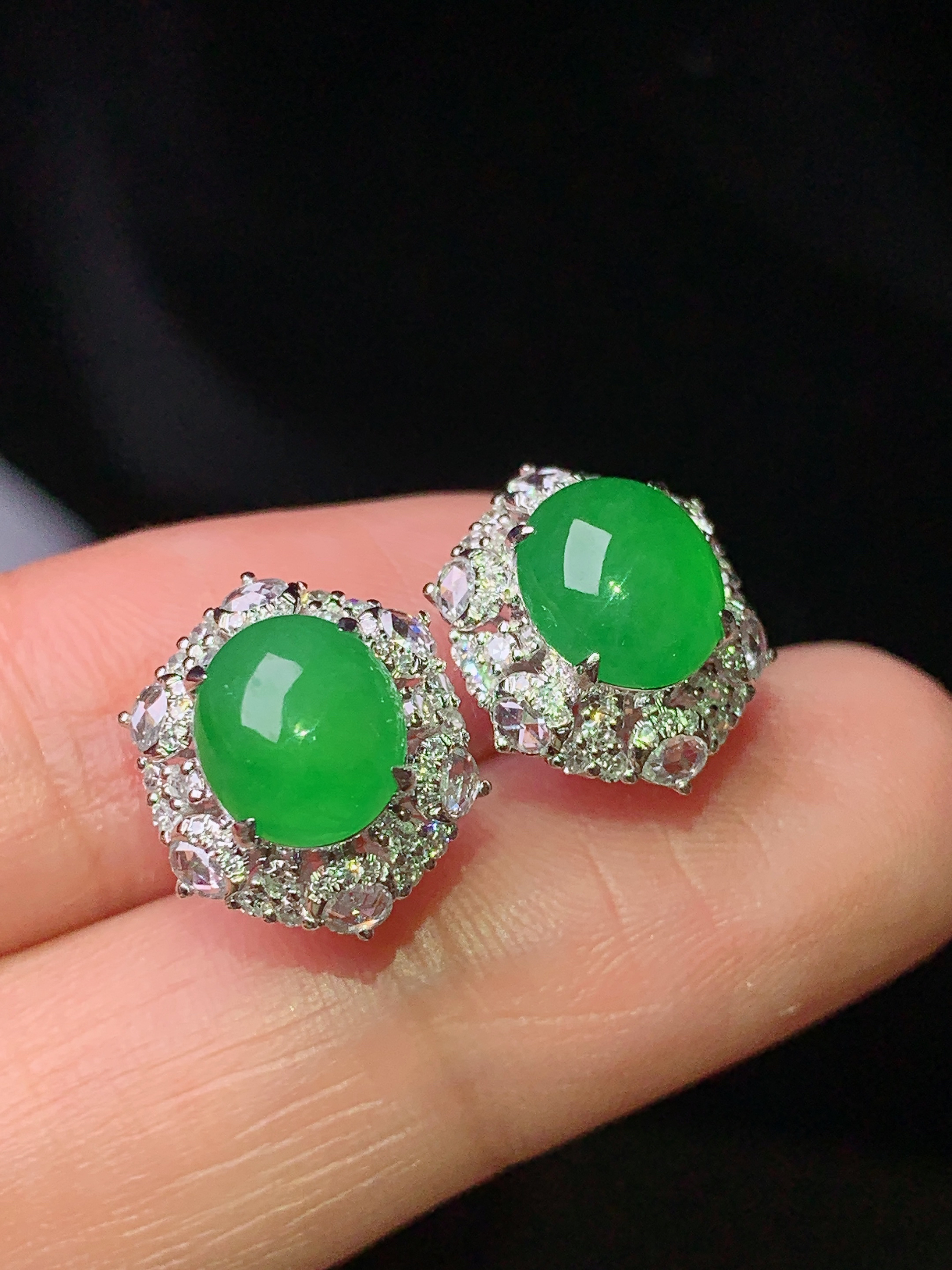 18k金钻镶嵌满绿蛋面耳钉 玉质细腻 色泽艳丽清新 水润亮眼 整体尺寸13.6*11*8.3 h1