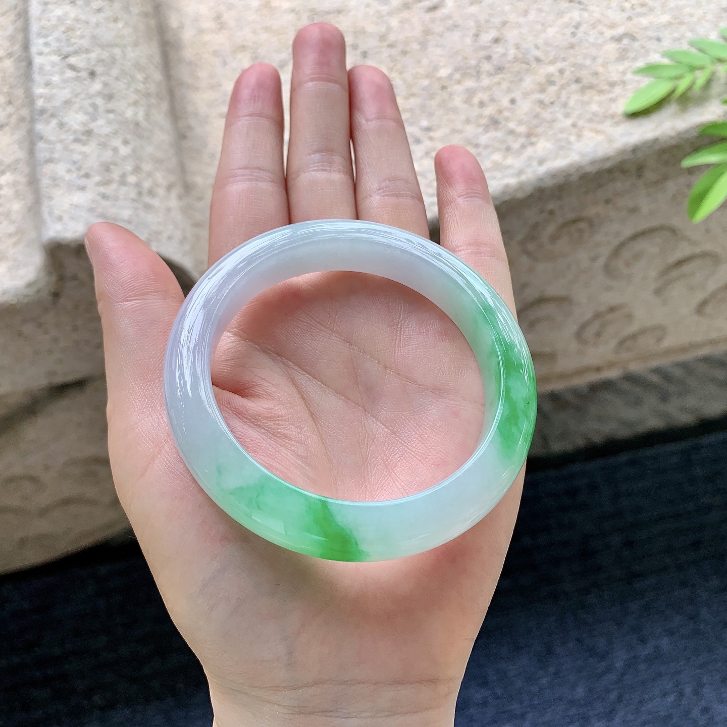 正圈55 56，圈口56/10.8/9，编码YF081432，描述冰糯飘辣绿，水润，种老，细腻，打灯有絮线
