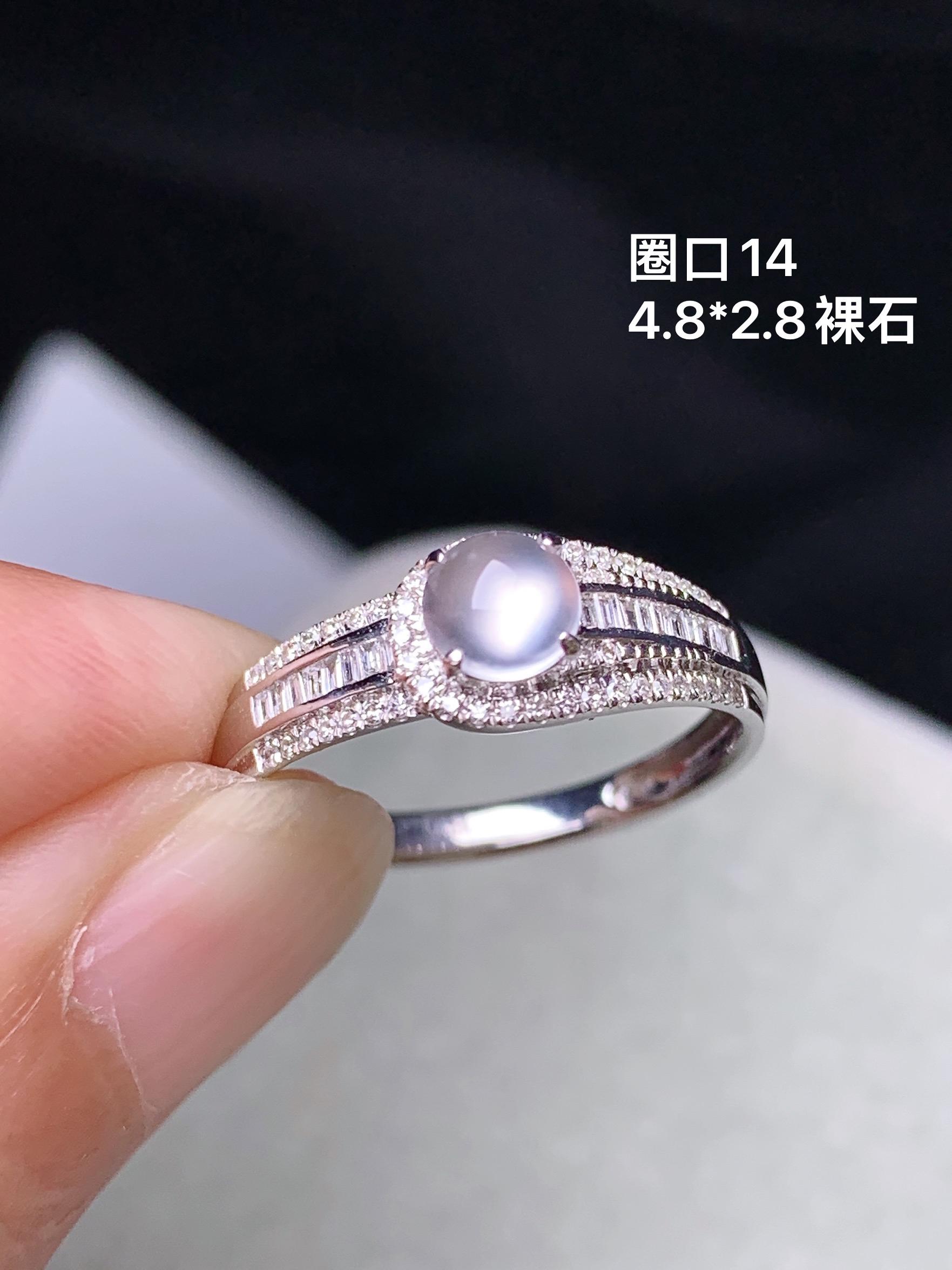 18k金钻镶嵌冰种蛋面戒指 玉质细腻 色泽艳丽清新 水润亮眼 圈口14 裸石尺寸4.8*2.8 m7