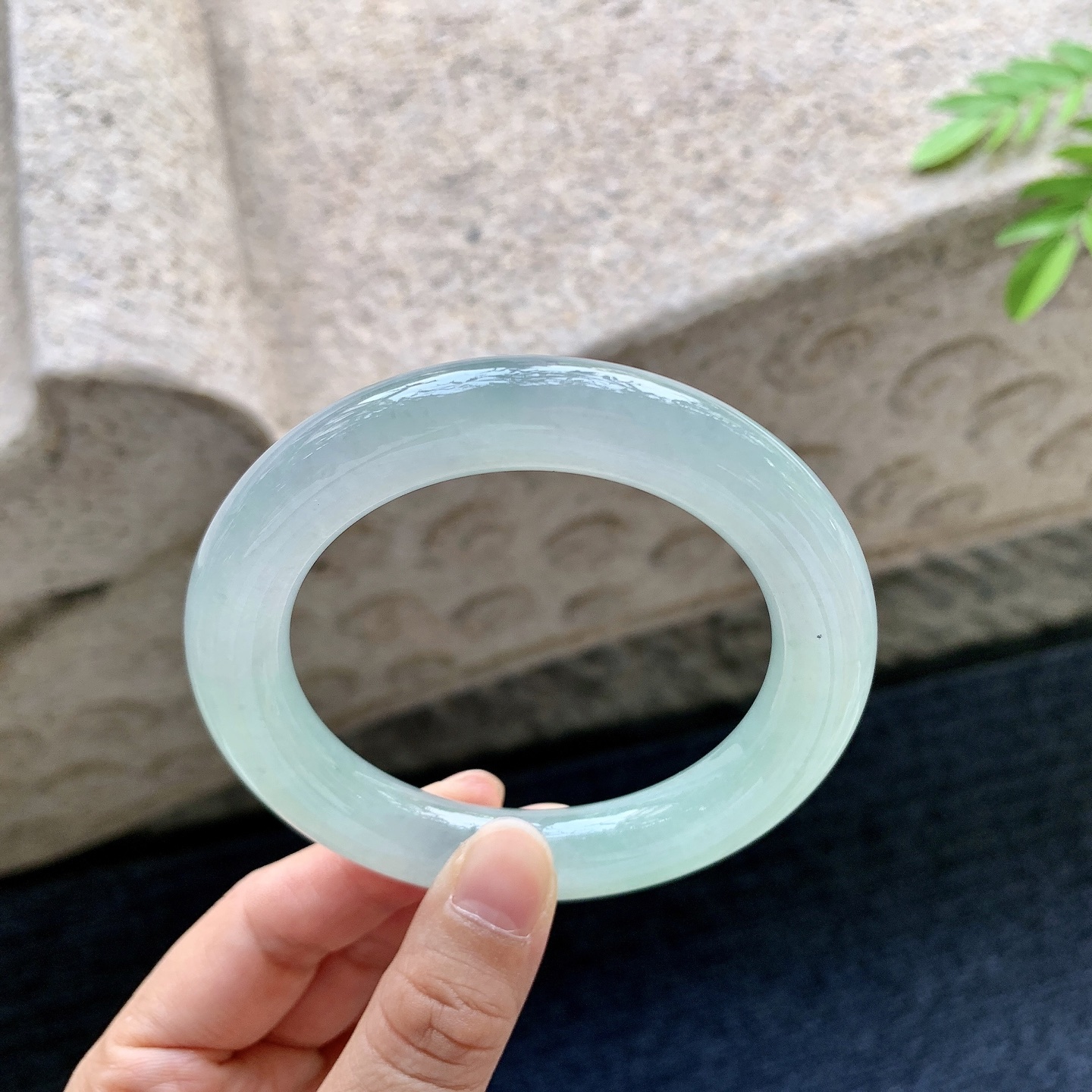 圆条56 57，圈口57.6/11.6/11.6，编码FH081418，冰糯晴底，水润，种老，细腻，无裂。