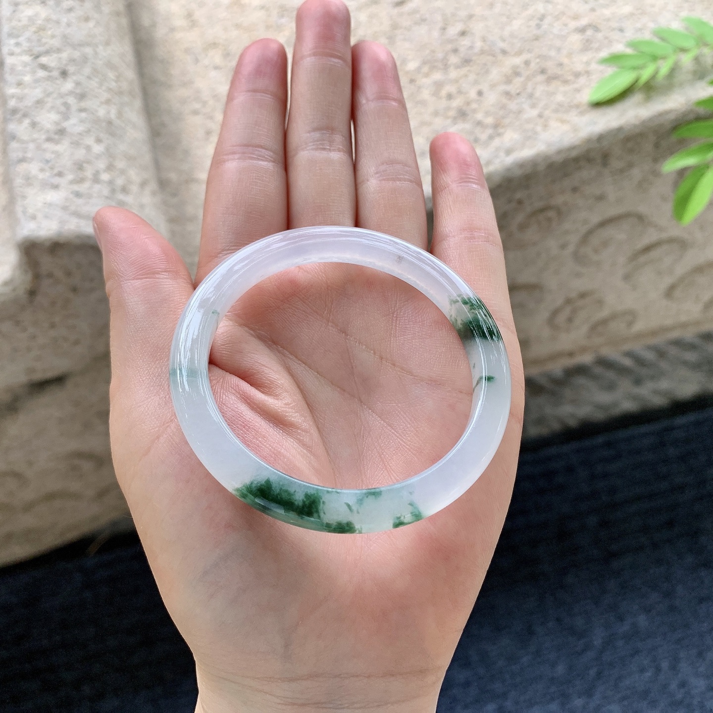 正圈51 52，圈口52.2/6.9/6.6，编码D6081452，冰糯飘花，水润，种老，细腻，有纹线。