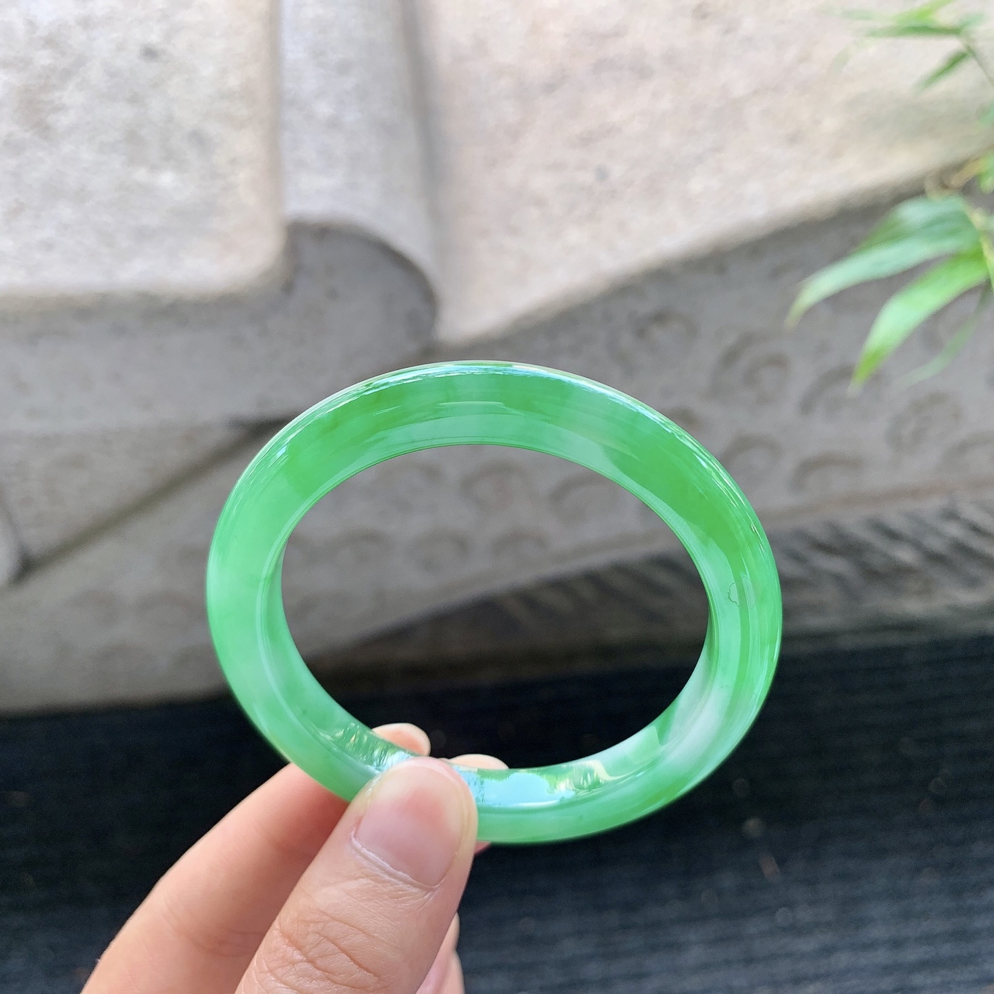 正圈51 52，圈口51.8/7.5/8，编码D6081483，糯冰飘辣绿，水润，种老，细腻，打灯有纹线。
