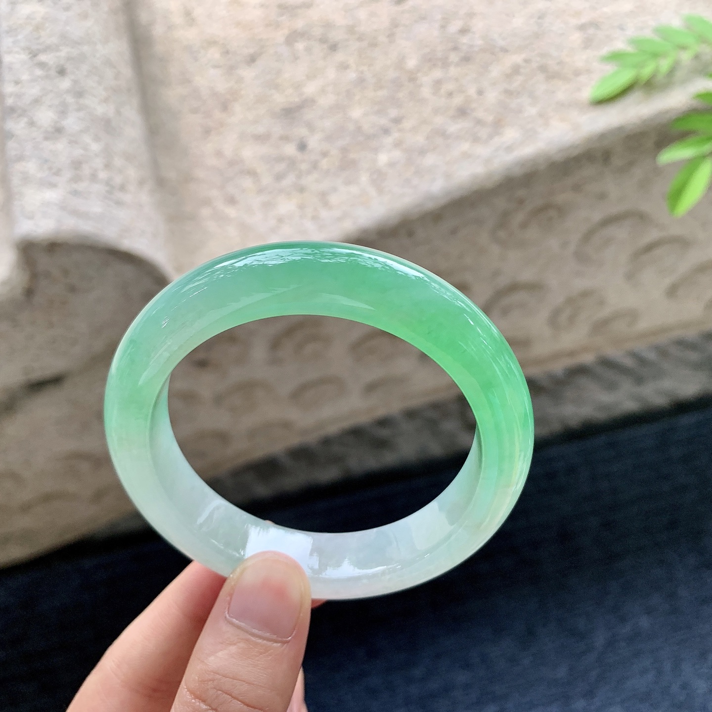正圈53 54，圈口54.8/12.4/8.9，编码ZLD081448，冰糯阳绿，水润，种老，细腻，打灯有棉线