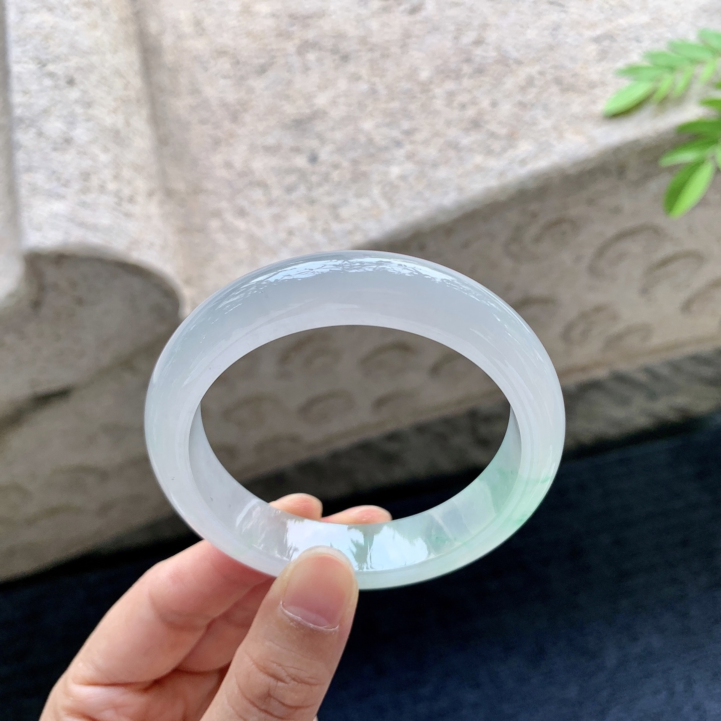 正圈52 53，圈口53.8/12.4/8.1，编码B2081455，描述糯冰飘绿，水润，种老，细腻，打灯有棉线