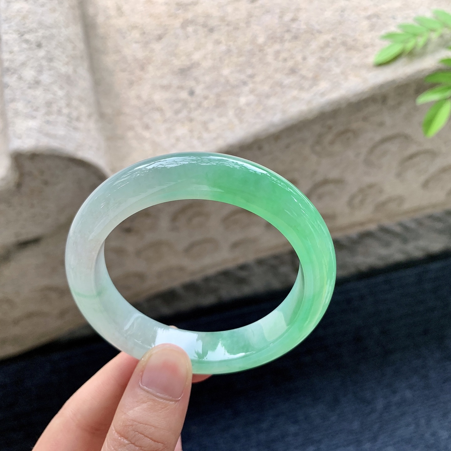 正圈53 54，圈口54.8/12.4/8.9，编码ZLD081448，冰糯阳绿，水润，种老，细腻，打灯有棉线