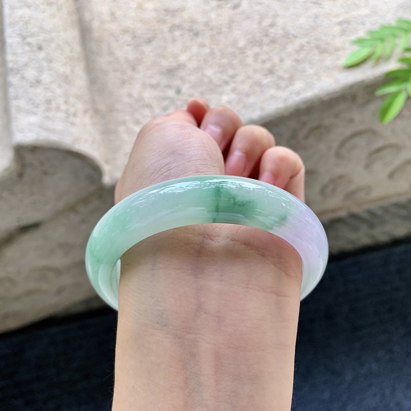 正圈57 57，圈口57/13.4/8.4，编码AD081403，描述细糯春彩，水润，种老，细腻，无裂。