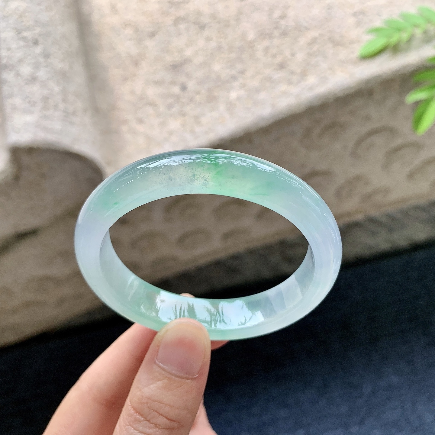 贵妃51 52，圈口52.6/46/12/7.2，编码N2081445，冰飘绿，清透，水润，种老，细腻，有纹线