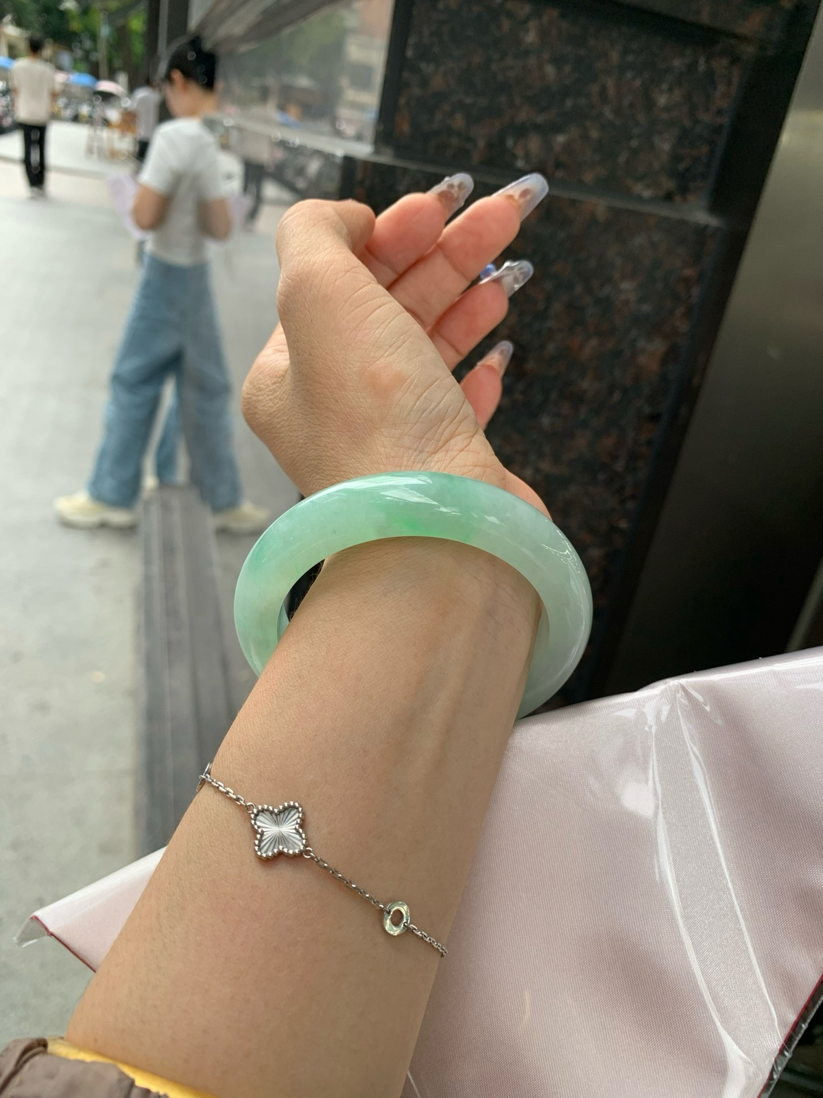 冰飘绿花正圈
55.2-9.1-12.5
0416-N449
无裂，底妆冰润细腻，春风十里不如腕间一抹绿，绿花如春日的嫩草，仙气缭绕，很有意境，古典优雅令人沉醉其中