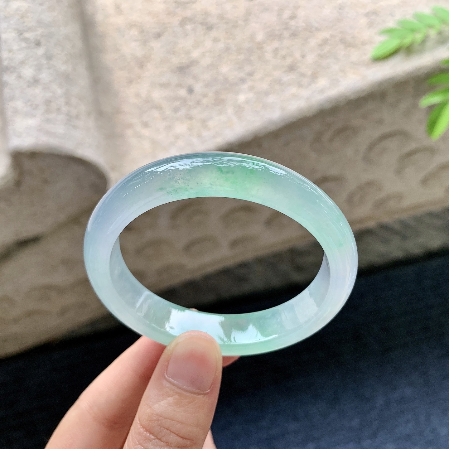 贵妃51 52，圈口52.6/46/12/7.2，编码N2081445，冰飘绿，清透，水润，种老，细腻，有纹线