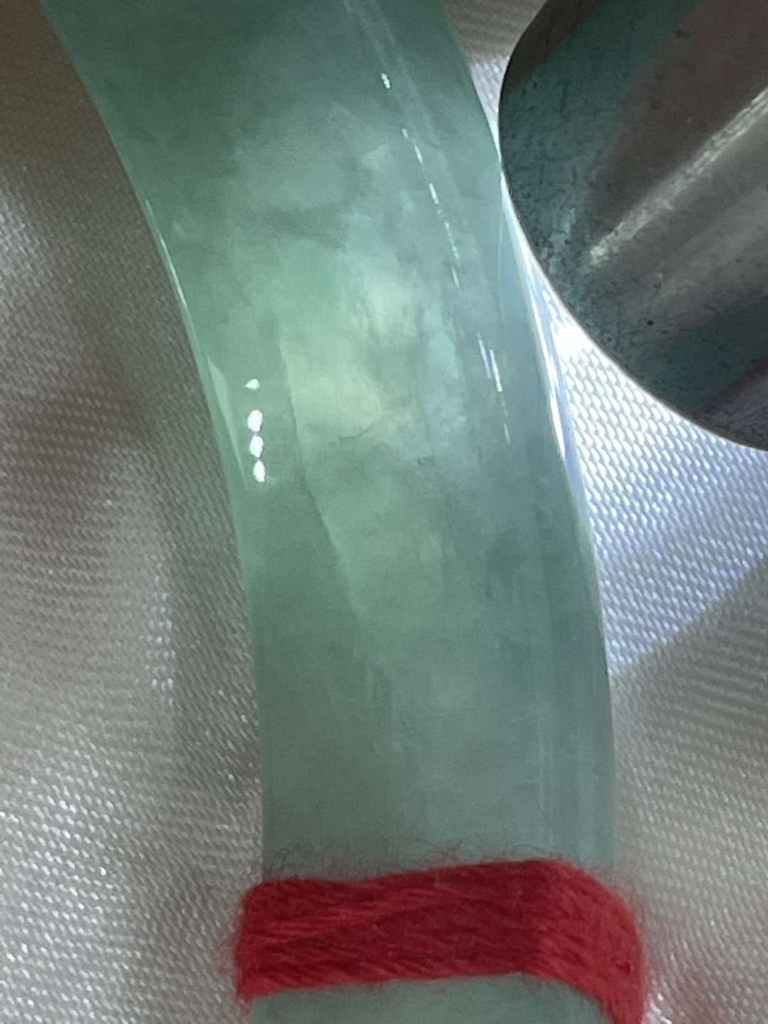 55.2/11.4/8.6，满色正圈，无裂，种质细腻水头十足，翠色匀净，自带贵气珠光。ss57143a
