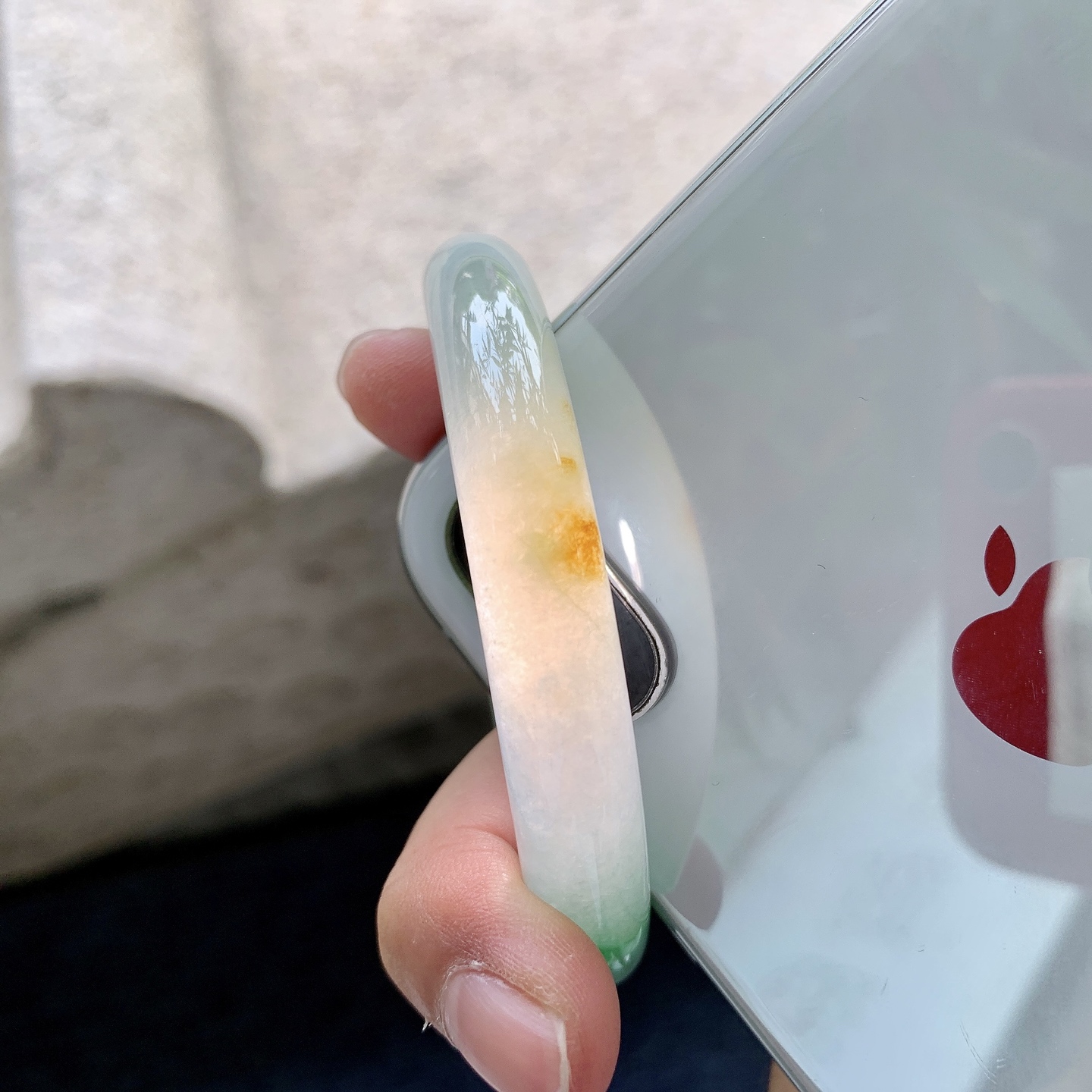 圆条51 52，圈口52.2/9.6/9.5，编码B2081440，冰糯黄加绿，水润，种老，细腻，有棉纹。