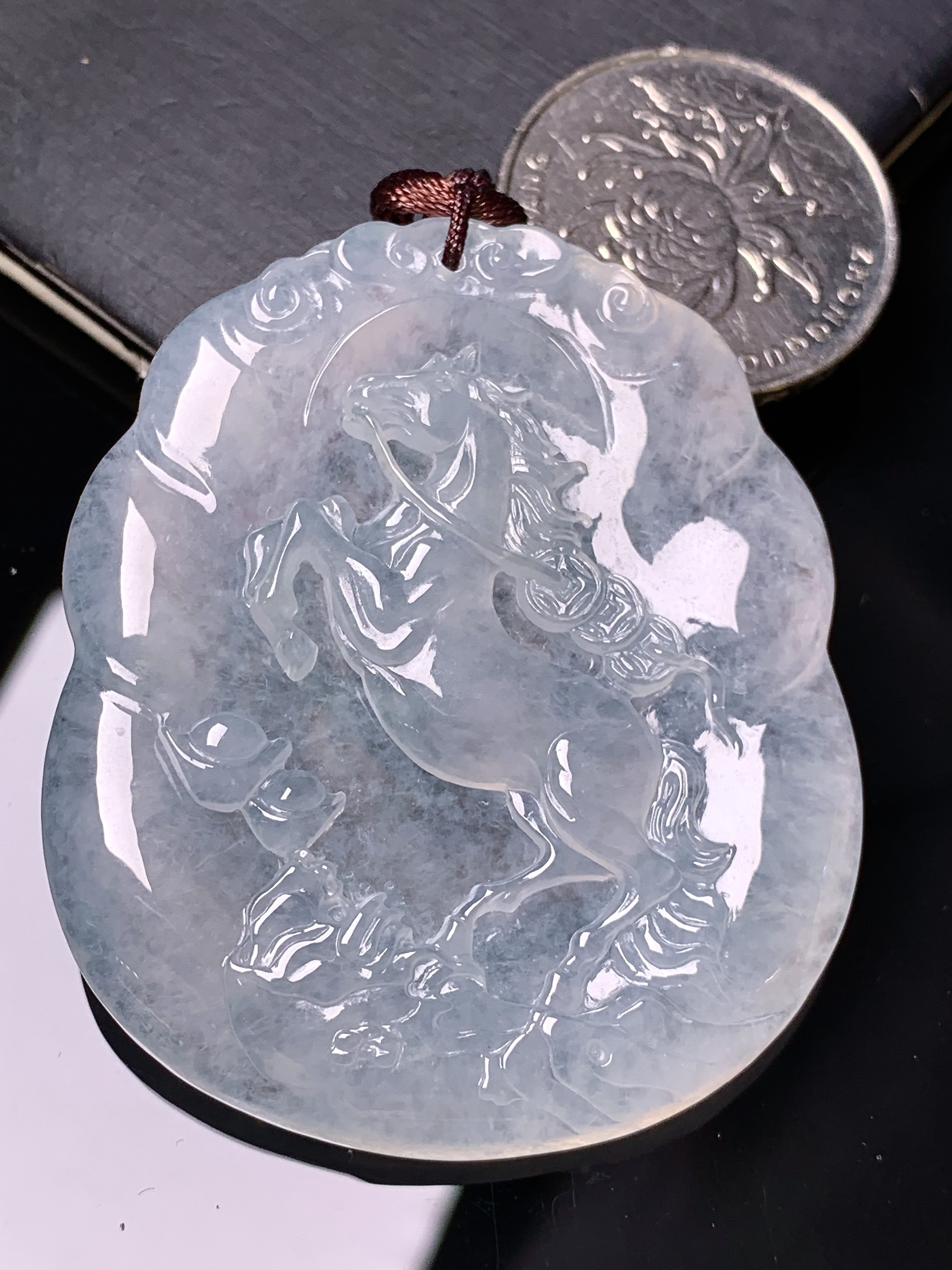 冰种生肖马吊坠 玉质细腻 色泽艳丽清新 水润亮眼 整体尺寸51.5*43.8*5.8 b2
