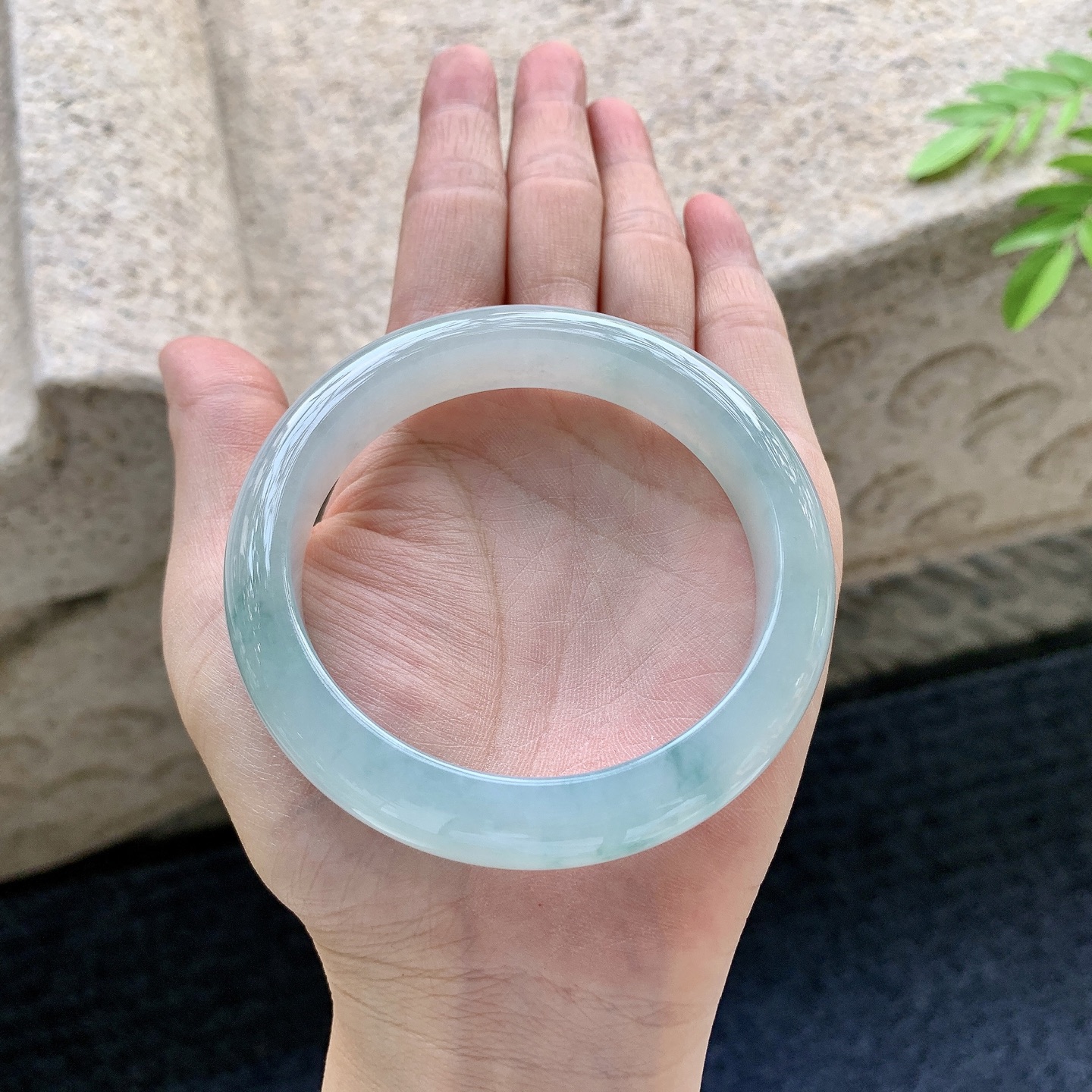正圈57 57，圈口57.5/12.3/8.8，编码AD081410，冰糯飘花，水润，种老，细腻，无裂。