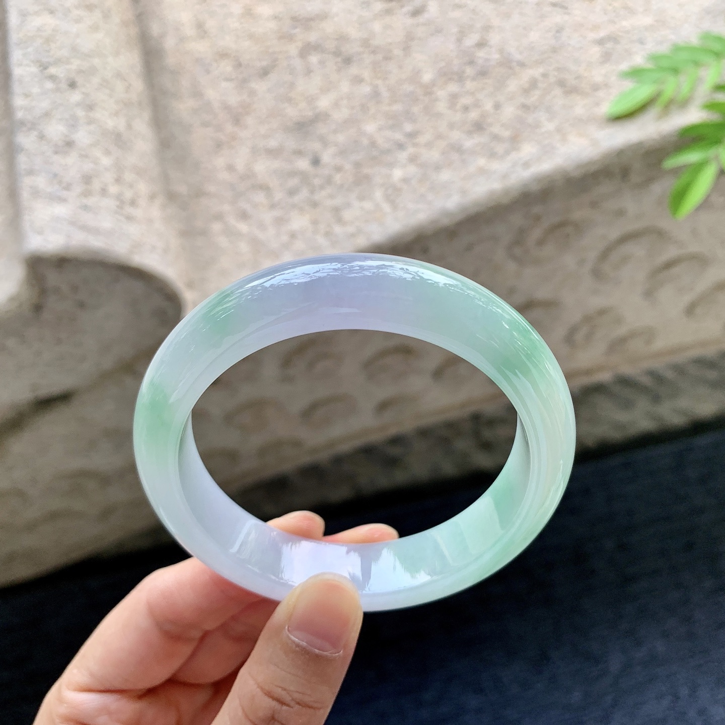 正圈57 57，圈口57/13.4/8.4，编码AD081403，描述细糯春彩，水润，种老，细腻，无裂。