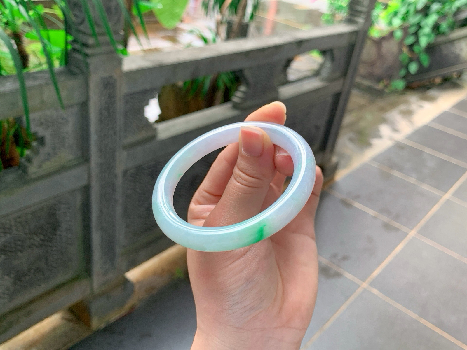 ｜55圈口
飘阳绿圆条福镯
浅紫柔底，一抹正阳绿鲜活亮眼，撞色很灵动，细圆条秀气显手细