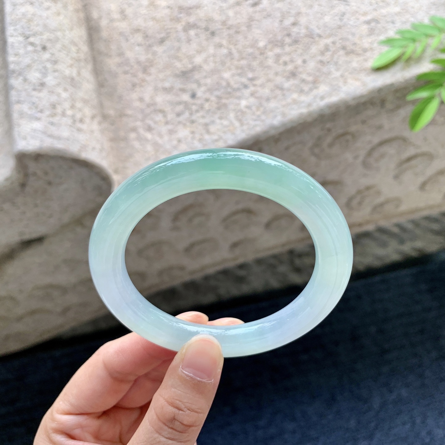 圆条54 55，圈口55.7/9.4/10，编码G3081409，描述冰糯飘阳绿，水润，种老，细腻，无裂。