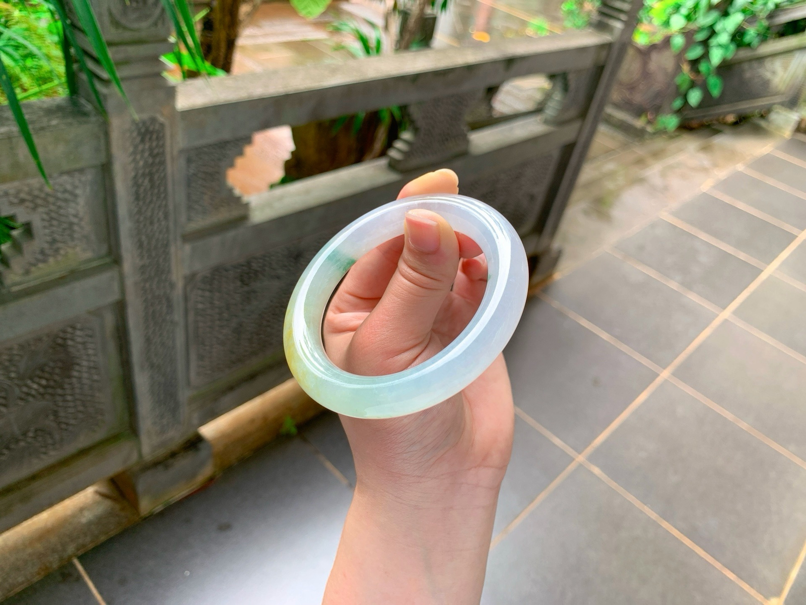 ｜57圈口
条粗：11.4
冰底三彩圆条福镯
经典圆条，上手温婉雅致，自带独特韵味