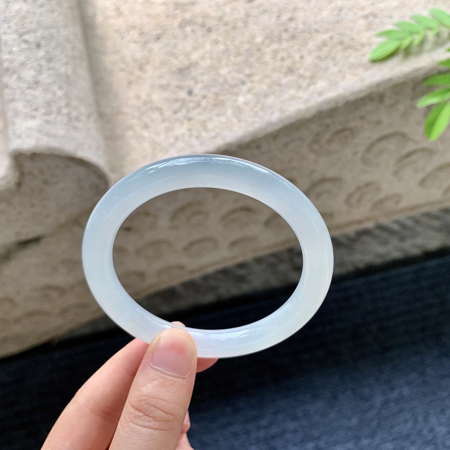 圆条56 57，圈口57.3/9/8.5，编码D6081451，描述糯冰底色，水润，种老，细腻，打灯有絮线