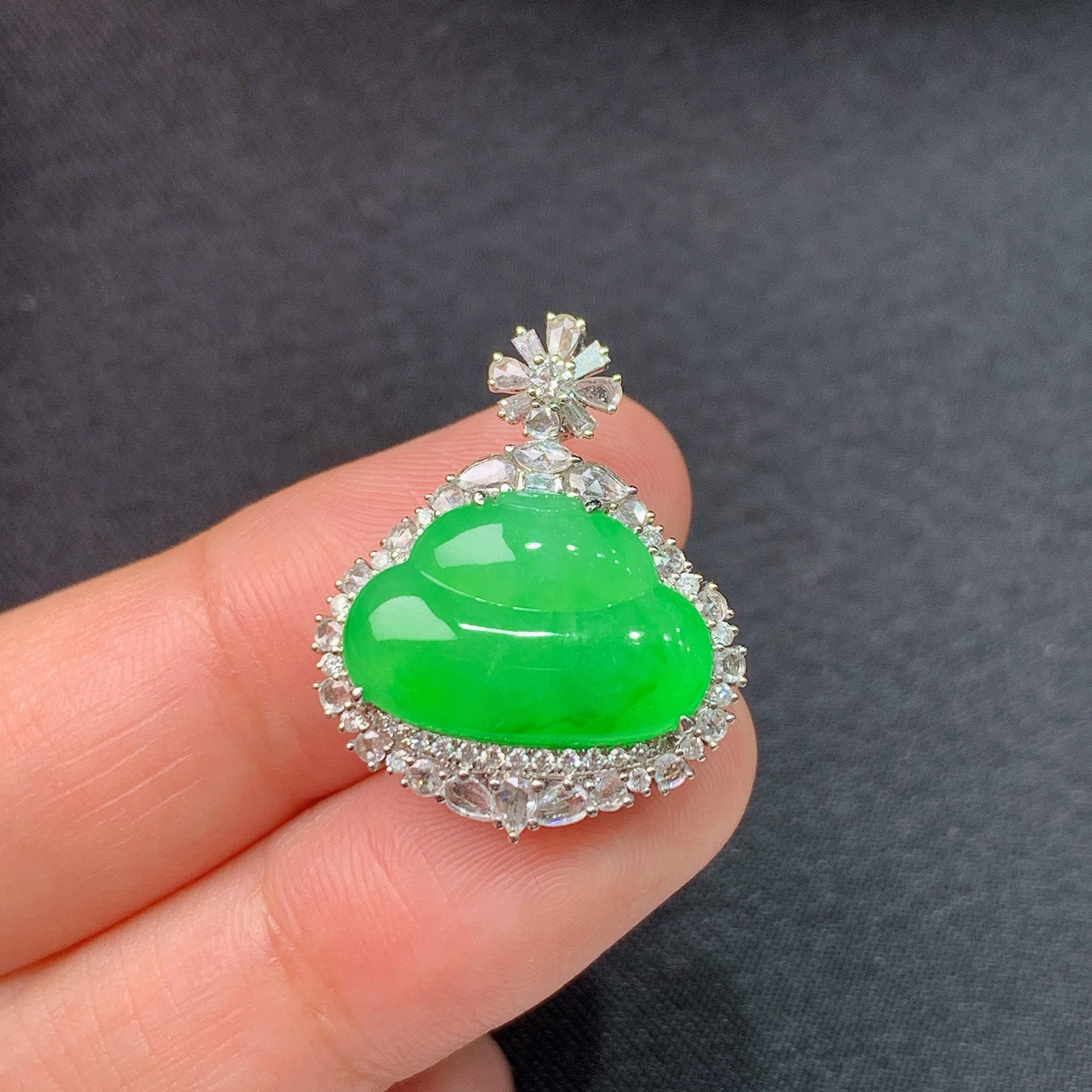 冰阳绿葫芦吊坠，18k金镶嵌，冰润色阳，玉质细腻，种水足，Xl01 尺寸23.8*19.5*8.9