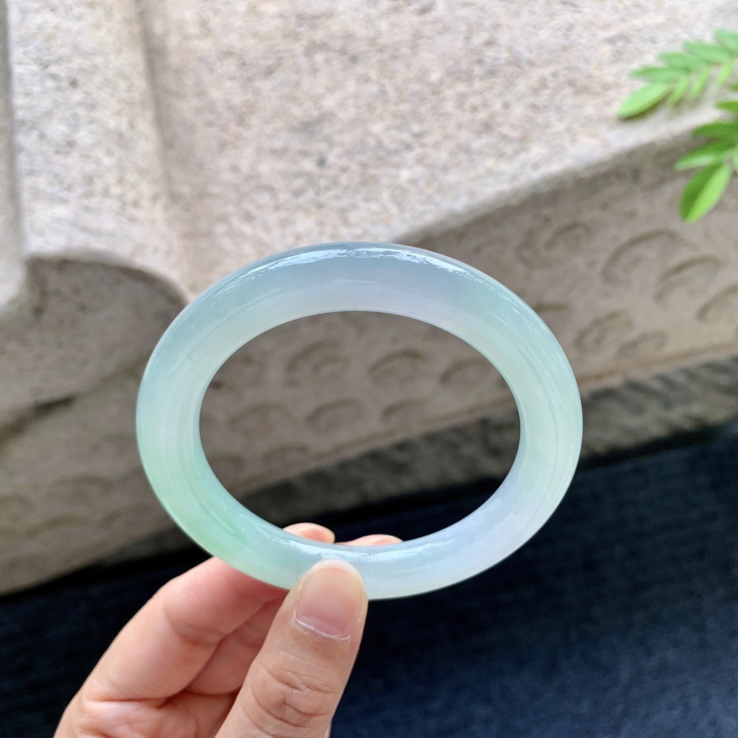 圆条54 55，圈口55.7/9.4/10，编码G3081409，描述冰糯飘阳绿，水润，种老，细腻，无裂。