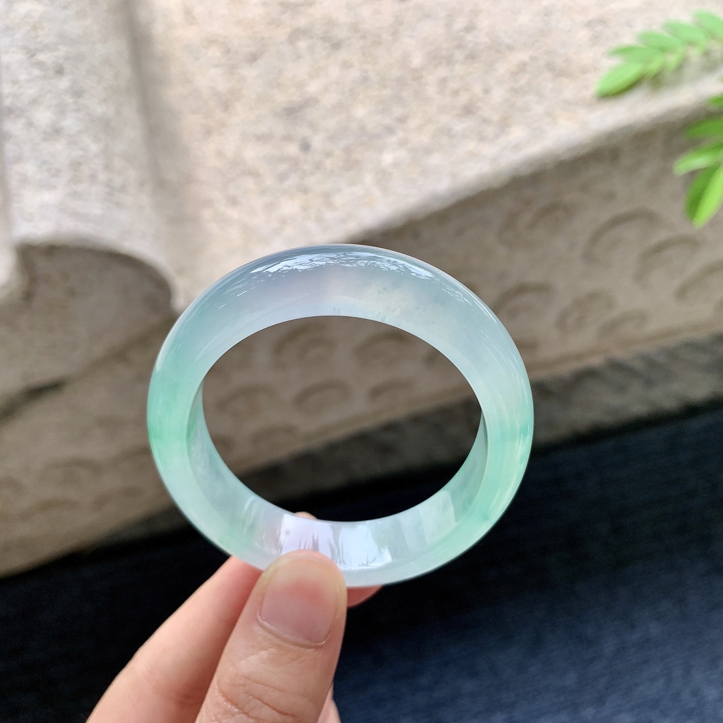 贵妃51 52，圈口52.6/46/12/7.2，编码N2081445，冰飘绿，清透，水润，种老，细腻，有纹线