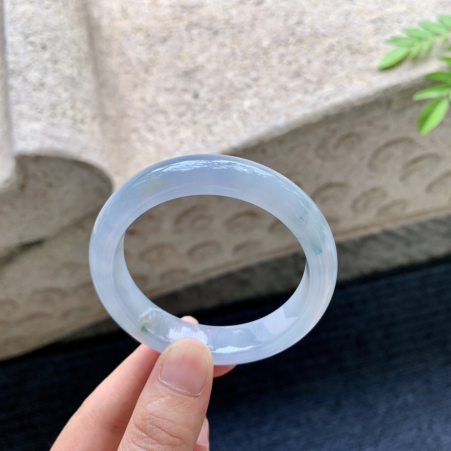 正圈49 50，圈口50.5/12.5/7.7，编码YF081421，描述紫罗兰飘花，水润，种老，细腻，无裂。