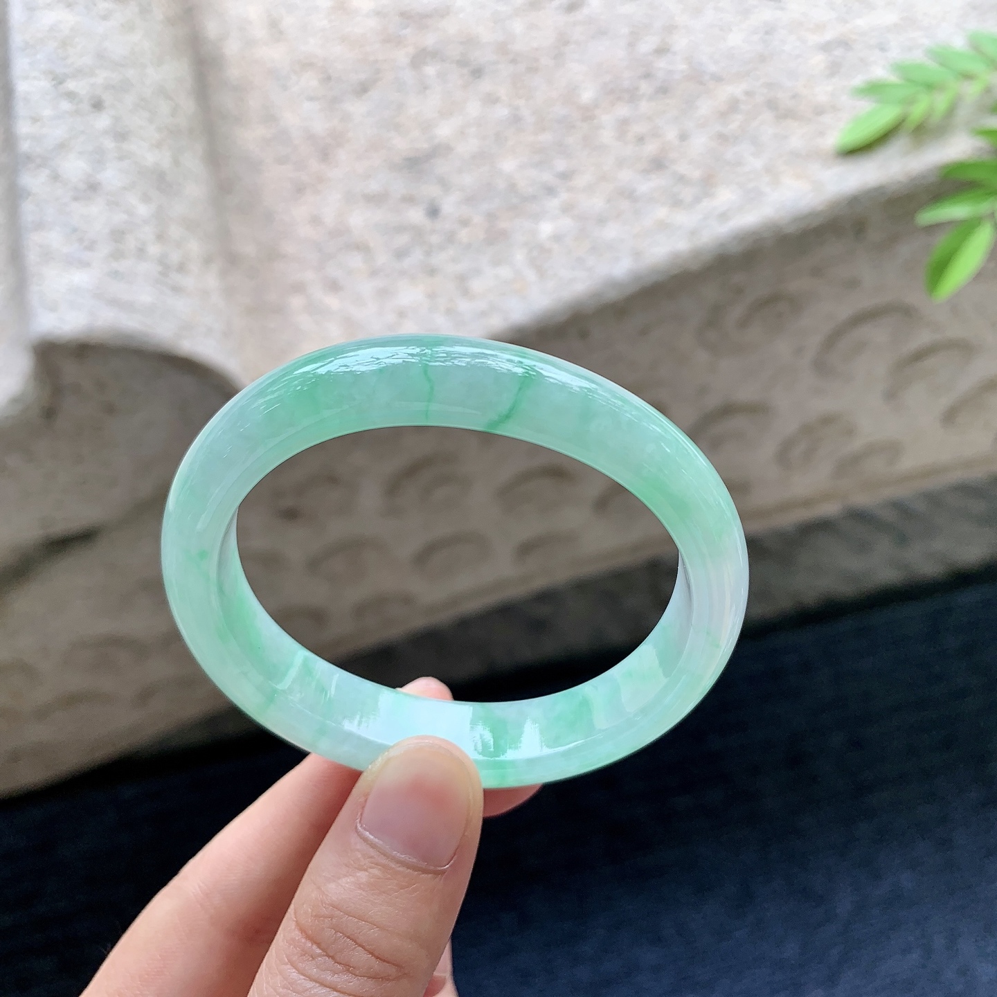 贵妃52 53，圈口53.8/46.4/11.8/7.3，编码AD081414，细糯飘绿，水润，种老，细腻，无裂。