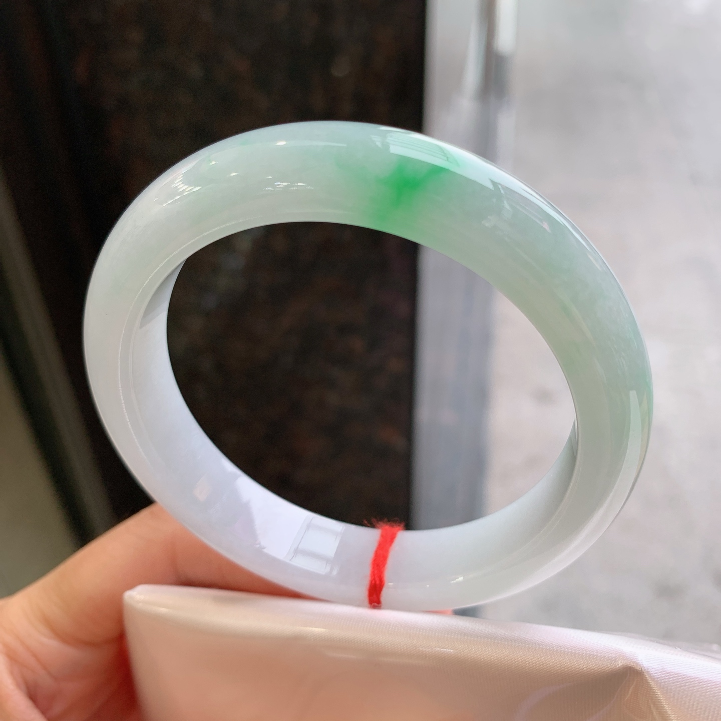 正圈飘绿 无裂 尺寸：57.5/12/9 细腻