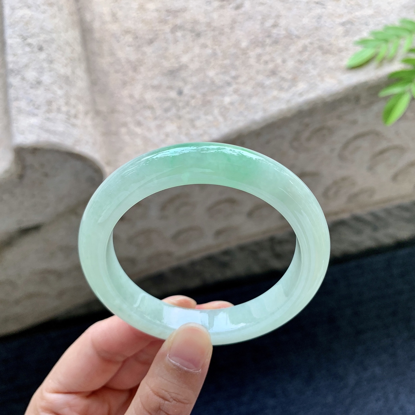 正圈53 54，圈口54.2/11/8.8，编码AD081416，描述：糯冰飘绿，水润，种老，细腻，无裂。