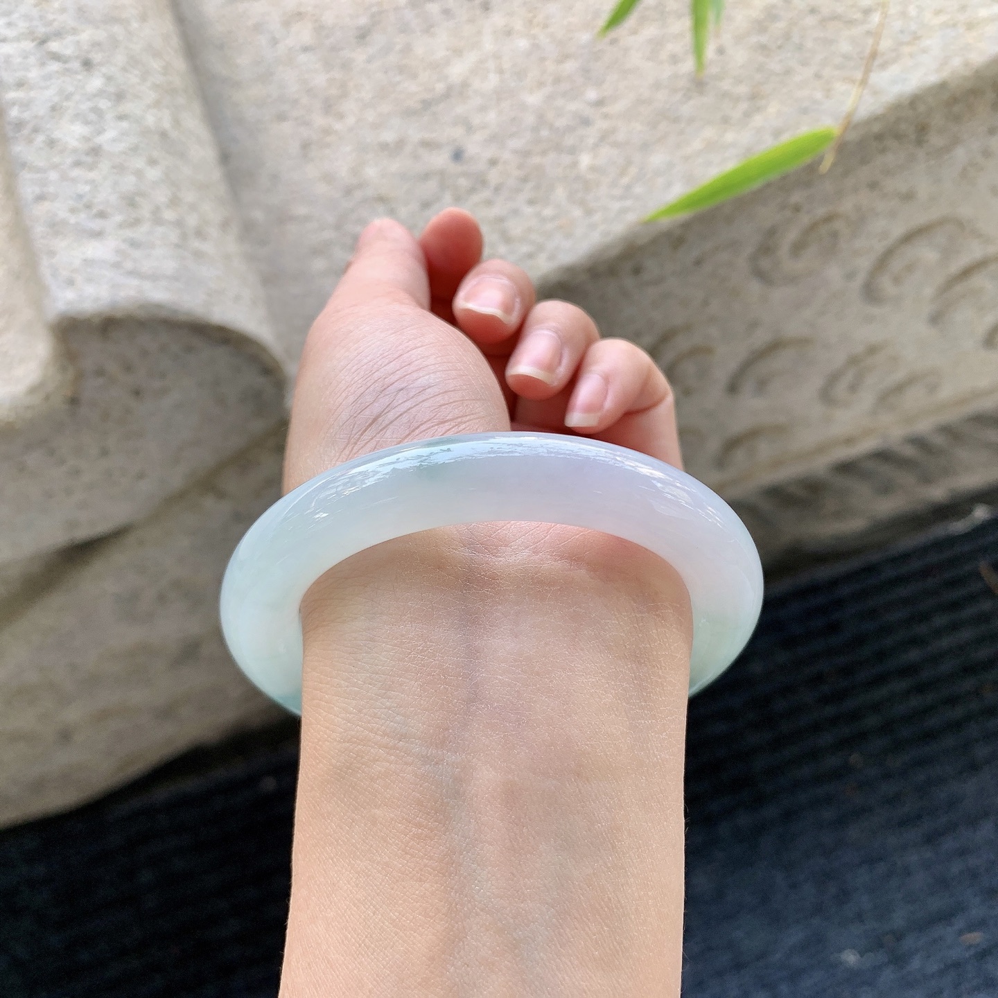 圆条54 55，圈口55.7/10.6/10.8，编码FL032490，糯冰飘花，水润，种老，细腻，打灯有纹线。
