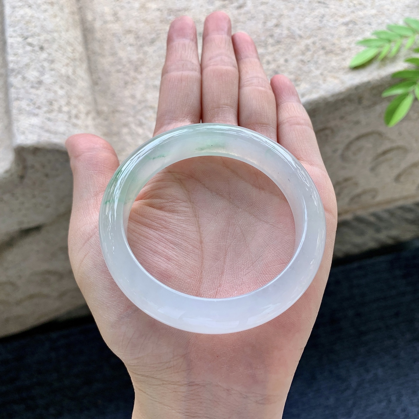 正圈52 53，圈口53.8/12.4/8.1，编码B2081455，描述糯冰飘绿，水润，种老，细腻，打灯有棉线