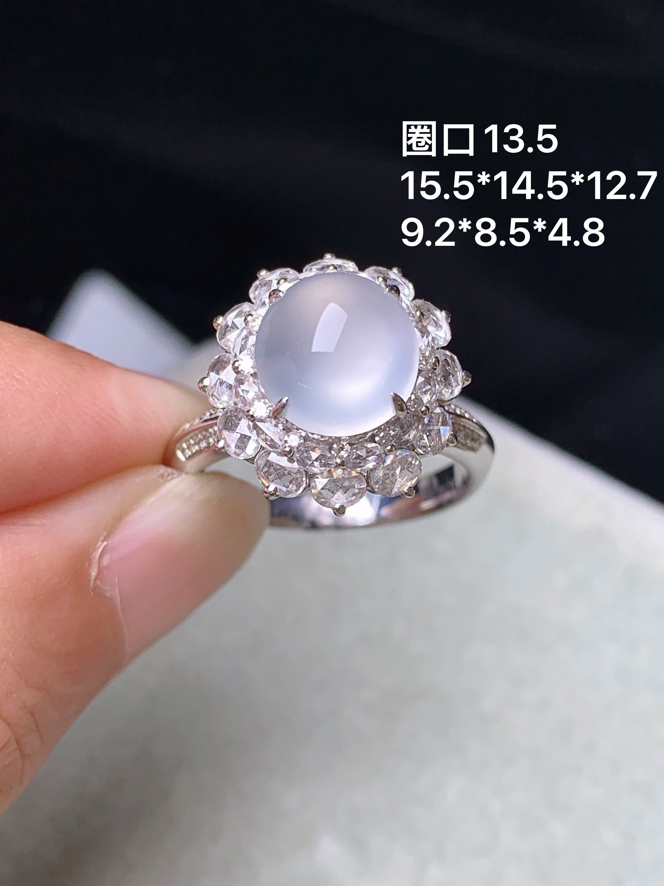 18k金钻镶嵌冰种蛋面戒指 玉质细腻 色泽艳丽清新 水润亮眼 圈口13.5 整体尺寸15.5*14.5*12.7 m7