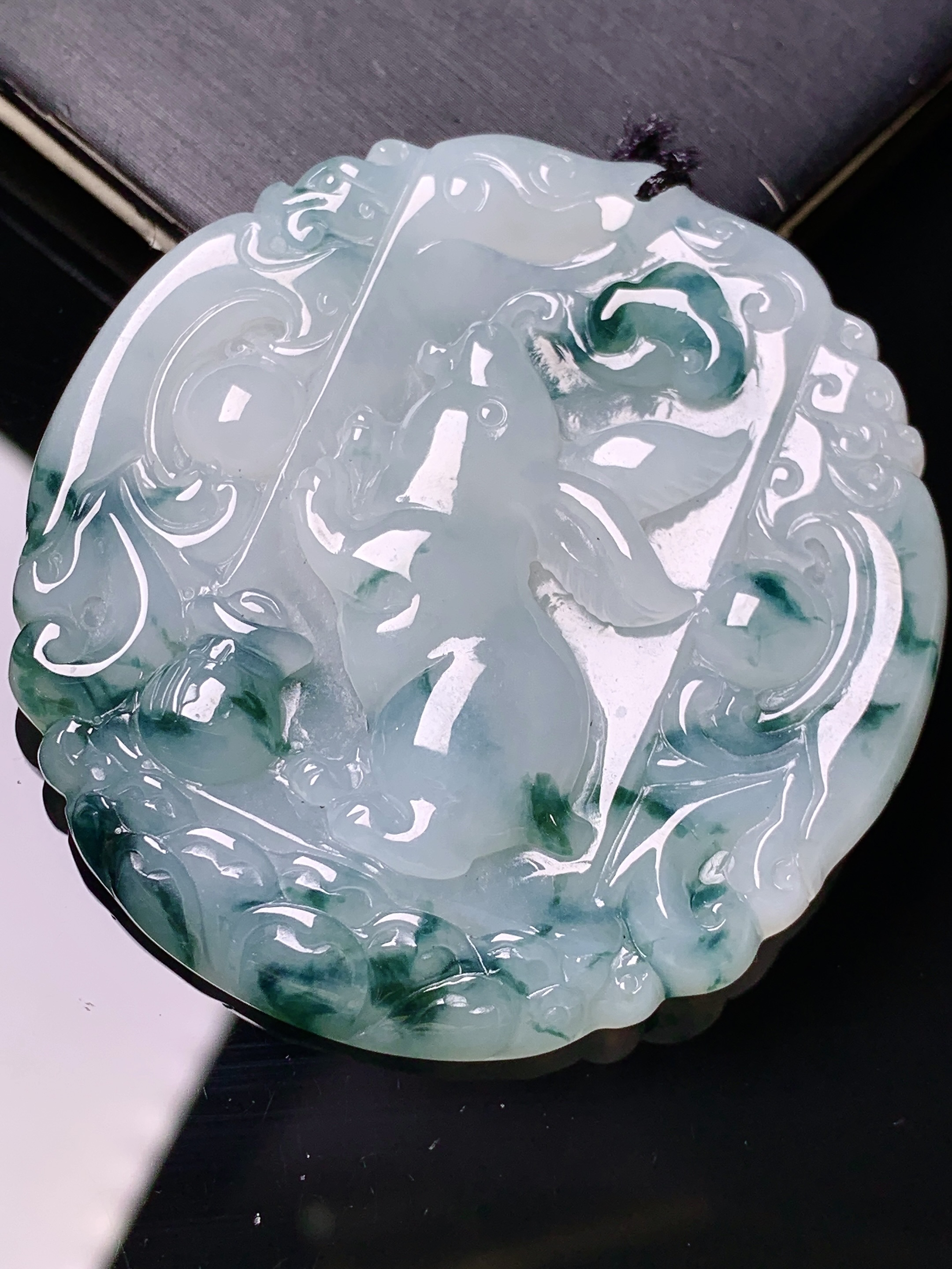 飘绿生肖兔吊坠 玉质细腻 色泽艳丽清新 水润亮眼 整体尺寸50.5*48*5.6 b2