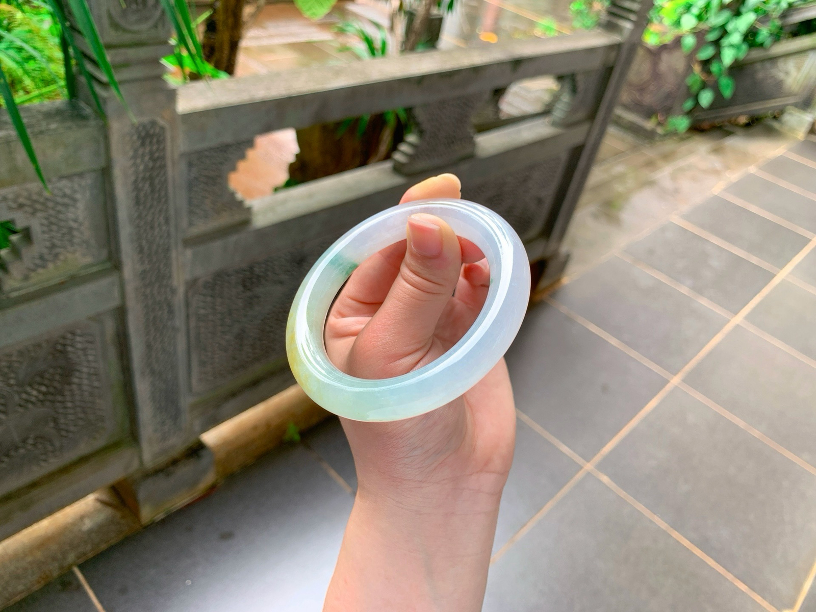 ｜57圈口
条粗：11.4
冰底三彩圆条福镯
经典圆条，上手温婉雅致，自带独特韵味