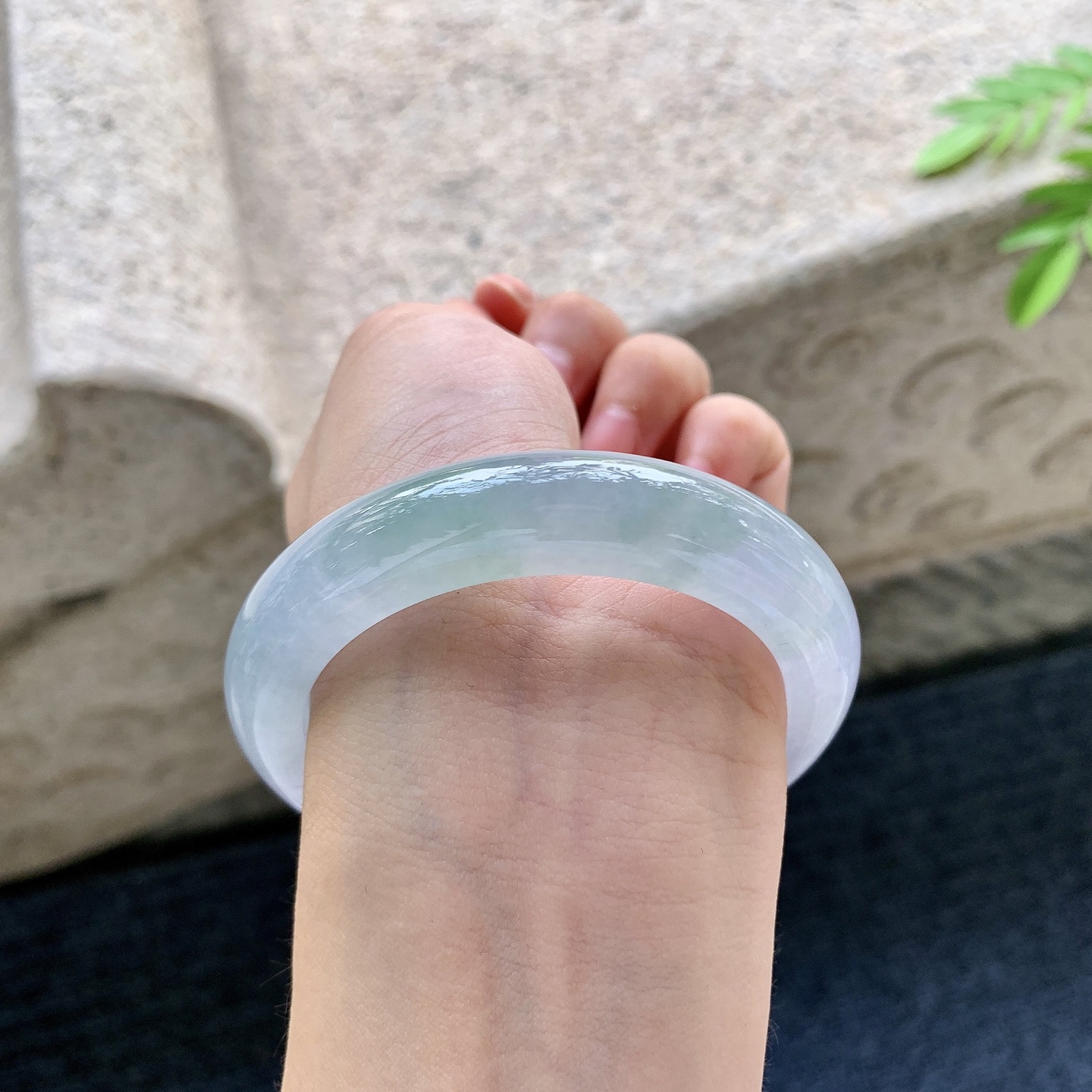正圈52 53，圈口53.8/12.3/9.4，编码FH081420，冰糯春彩，水润，种老，细腻，无裂。