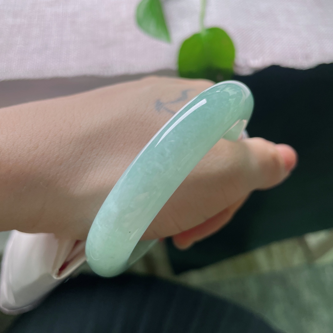 54.4/11.9/8.4，绿底正圈，一点皮纹，光泽温润，器型端庄大方，日常穿搭百搭耐看。ss56706a